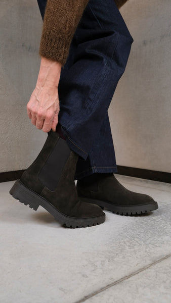 CHELSEA BOOTS