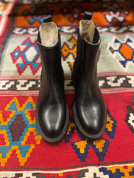 CHELSEA BOOTS