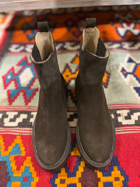 CHELSEA BOOTS