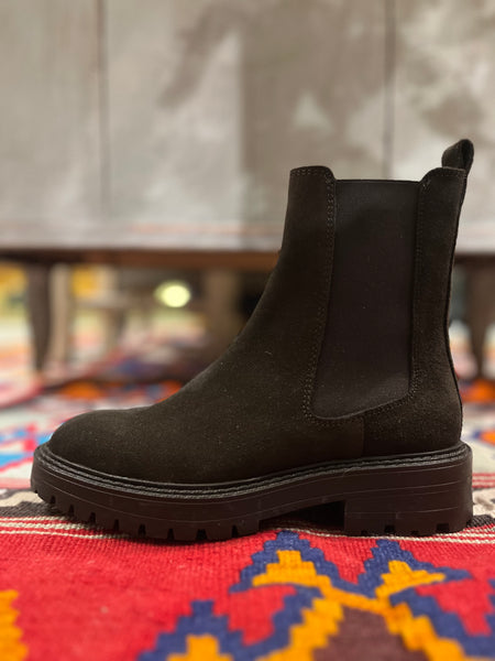 CHELSEA BOOTS