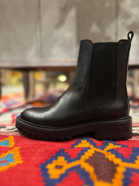 CHELSEA BOOTS